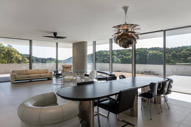 공동 거실에는 시간이 흘러도 미감과 쓸모가 변하지 않는 오리지널 디자인 가구를 놓았다. texture on texture 제공