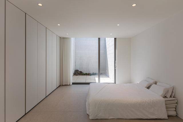 중정이 있는 게스트룸. 각 방에는 개별 마당을 마련해 자칫 답답할 수 있는 공간에 확장감을 더했다. texture on texture 제공