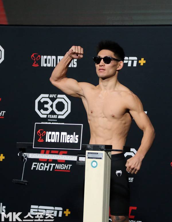 쑹야둥이 2023년 12월 UFC 파이트 나이트 233 메인이벤트 출전 선수로서 밴텀급 계체를 통과한 후 기뻐하고 있다. 사진=김재호 특파원