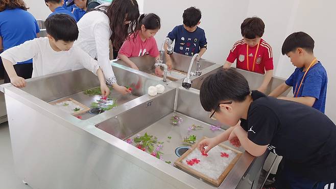 아이들의 한지만들기 체험