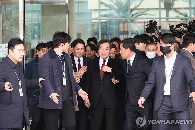 지지자들에게 둘러싸인 이낙연 (서울=연합뉴스) 신준희 기자 = 더불어민주당 이낙연 전 대표가 11일 국회에서 기자회견을 열고 탈당 및 신당 창당을 선언한 뒤 지지자들에게 둘러싸인 채 회견장을 나서고 있다. 2024.1.11 hama@yna.co.kr