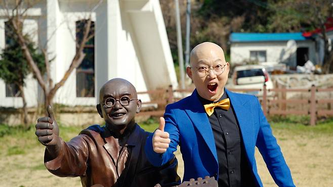 뮤직비디오 '울릉도 러브' 편에 직접 출연해 자신을 쏙 빼닮은 가수 이장희 동상 옆에서 엄지 포즈를 취하고 있는 조현재 수석.