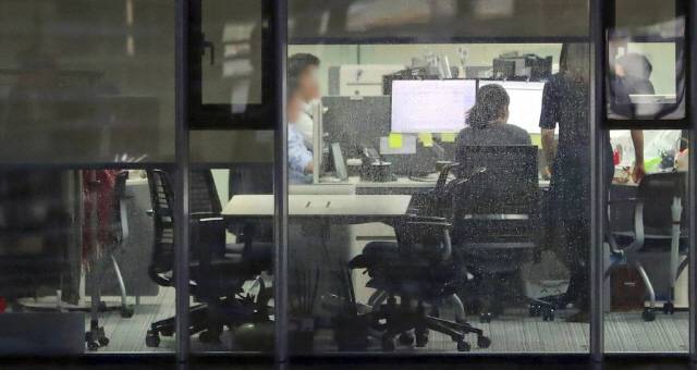 ▲ 야근하고 있는 직장인들. [강원도민일보 자료사진[