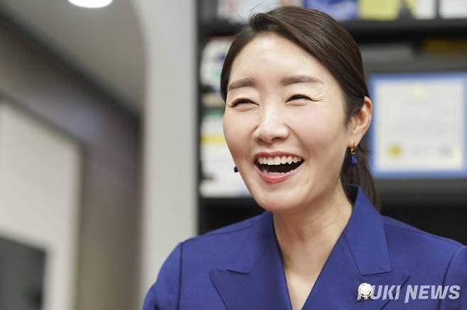 강선우 더불어민주당 의원이 12일 쿠키뉴스와 인터뷰에서 밝게 웃고 있다. 사진=임형택 기자