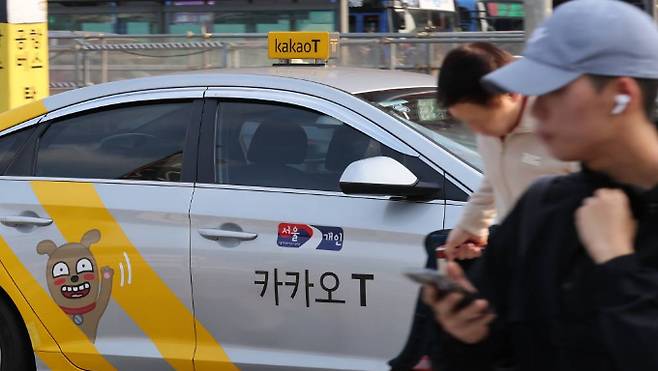 거리에서 직접 택시를 잡는 서울시민이 10명 중 2명 정도에 불과하다는 조사 결과가 나왔다. 사진은 지난해 11월2일 서울 중구 서울역 택시 승강장에 정차한 카카오 택시. /사진=뉴스1