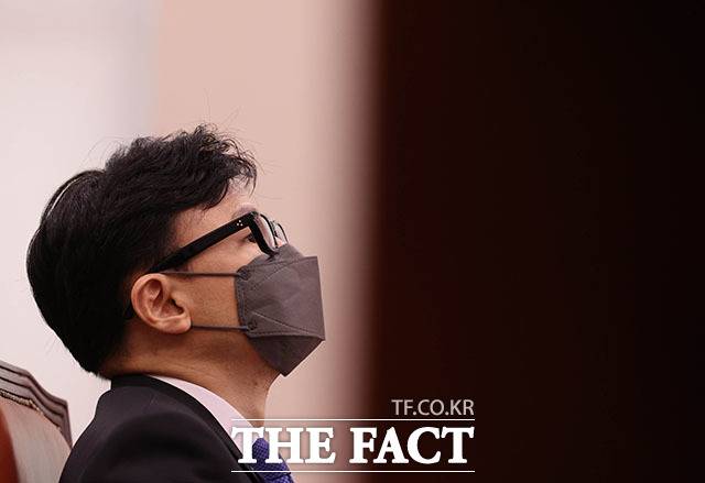 경찰은 미국 대회 측에 앱 원본파일 및 대회 심사관계 규정 등에 대한 자료 제출을 요청했지만, 이들이 개인정보보호를 이유로 자료 제공을 거부해 확인할 수 없었다고 밝혔다. 장관 인사청문회 당시 한 위원장의 모습. /남윤호 기자