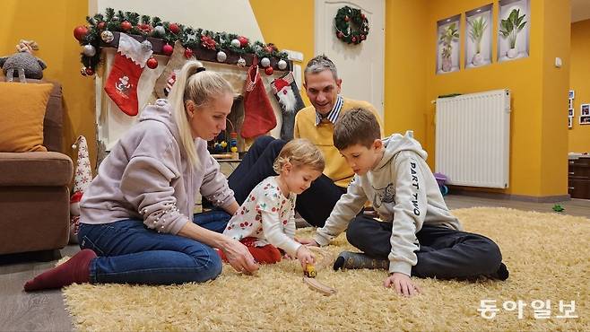 지난해 12월 13일 헝가리 부다페스트 외곽의 미클로시 러슬로 씨(52) 집에서 부인 리터 씨(39)와 자녀 라치카 군(10),
소피 양(3)이 함께 장난감 기차놀이를 하고 있다. 은행원인 미클로시 씨는 3년 전 정부 지원으로 집값의 3분의 1을 충당해 집을
마련했다. 부다페스트=박성민 기자 min@donga.com
