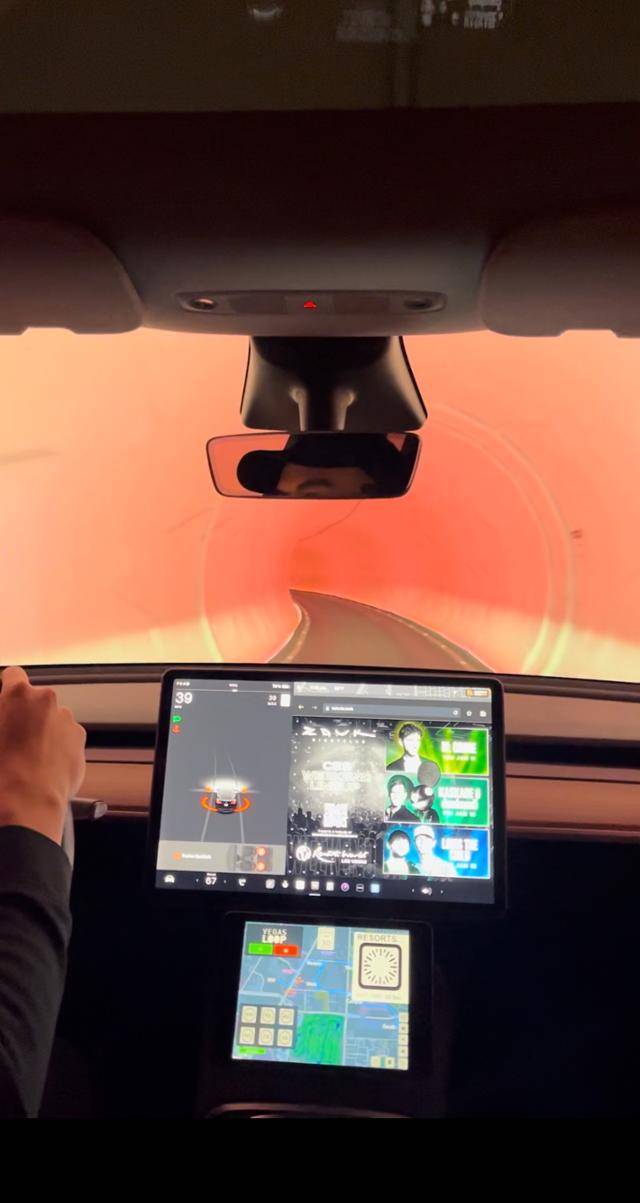 미국 라스베이거스 지하를 달리는 '베이거스 루프' 열차 탑승 중 촬영한 내부 모습. 마치 우주 터널을 지나가는 듯한 느낌을 준다. 라스베이거스=이서희 특파원