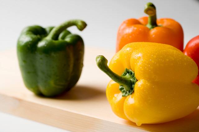 여러 가지 색깔의 피망 중 빨간색 피망이 영양소와 당도가 가장 높다./사진=클립아트코리아
