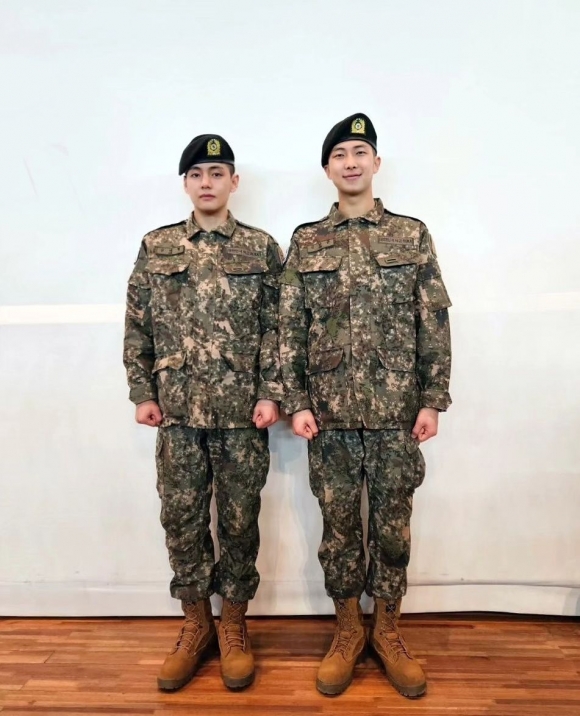 방탄소년단(BTS) 멤버 RM(본명 김남준)과 뷔(본명 김태형)가 육군훈련소에서 최정예 훈련병으로 수료식을 마쳤다.  RM 인스타그램