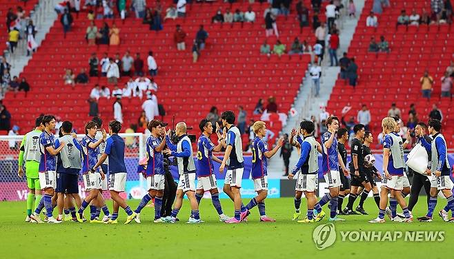승리 자축하는 일본 (도하=연합뉴스) 김도훈 기자 = 14일 카타르 도하 앗수마마 스타디움에서 열린 2023 아시아축구연맹(AFC) 아시안컵 조별리그 D조 일본과 베트남의 경기에서 4-2로 승리를 거둔 일본 선수들이 승리를 자축하고 있다. 2024.1.14 superdoo82@yna.co.kr