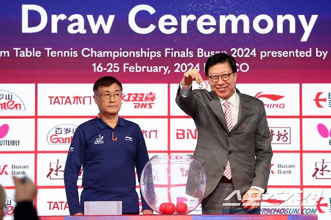 부산시장 박형준 부산세계탁구선수권 공동위원장이 조 추첨을 하는 모습. 사진제공=부산세계탁구선수권 조직위