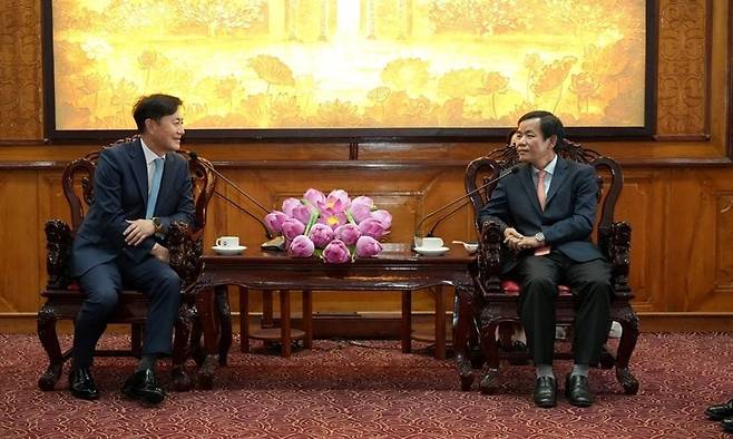 KX그룹 최상주회장과 응우옌 푸엉 베트남 후에성 성장(오른쪽)./KX