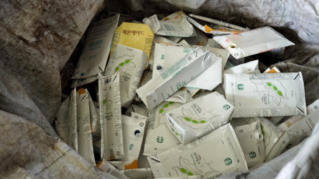 2021년 4월 폐자원회수 사회적 협동조합 '자원과 순환' 내부에 수거된 멸균팩이 쌓여있다. 현유리PD