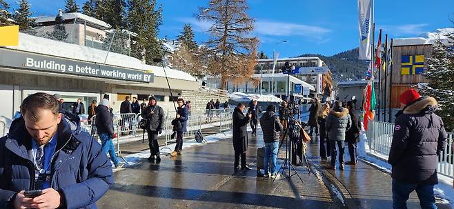스위스 다보스포럼에 참석한 방문객들이 17일(현지시간) 포럼이 열리는 메인 행사장으로 이동하고 있다. 강경민 기자