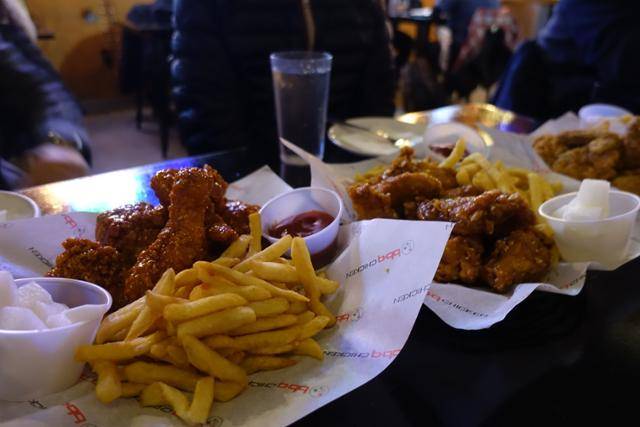 미국 뉴욕 맨해튼의 BBQ 1호점에서 인기있는 양념치킨 등 BBQ의 메뉴들이 테이블에 차려져 있다. 박소영기자