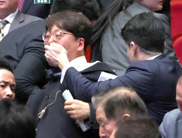 진보당 강성희 의원이 18일 전주시 덕진구 한국소리문화의전당 모악당에서 열린 전북특별자치도 출범식에서 윤석열 대통령이 입장하며 참석자들과 악수하는 동안 소동을 일으키다 경호원들에게 제지당하며 끌려나가고 있다. 2024.1.18 연합뉴스