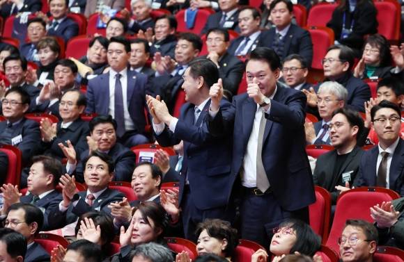 윤석열 대통령이 18일 전주시 덕진구 한국소리문화의전당 모악당에서 열린 전북특별자치도 출범식에서 축하공연이 끝난 뒤 엄지척을 하고 있다. 2024.1.18 연합뉴스