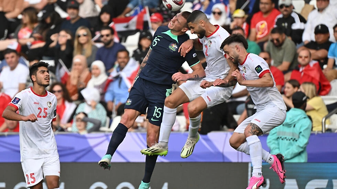 18일 열린 카타르아시안컵 조별리그 B조 2차전에서 맞붙은 호주와 시리아 선수들이 공중 볼을 다투고 있다. AFP연합뉴스