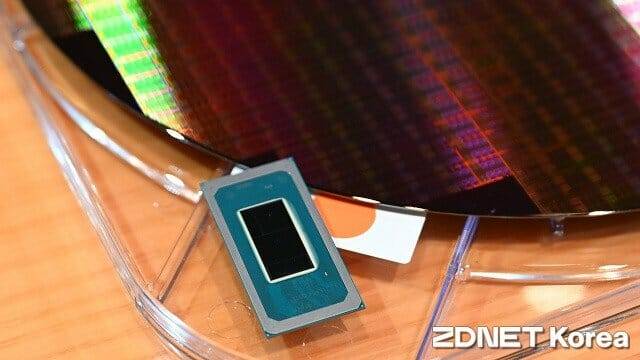 인텔 코어 울트라 프로세서는 NVMe SSD용으로 PCIe 4.0 레인(lane)을 4개 쓴다. (사진=지디넷코리아)