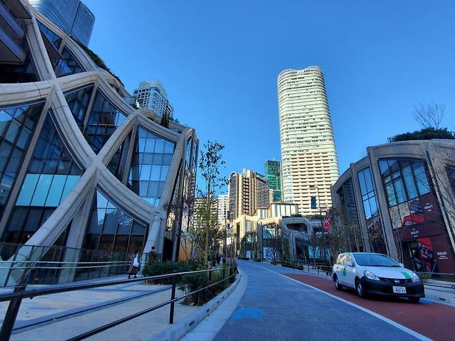 언덕지형을 살려 설계된 아자부다이힐스 모습. 사진=정영효 한국경제 특파원