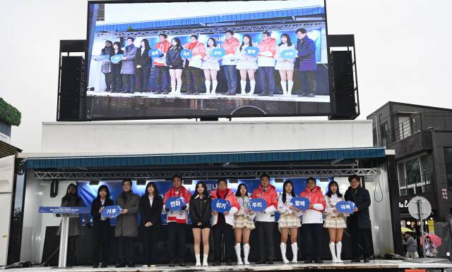 ▲ 2024강원동계청소년올림픽 개회 이후, 첫 주말인 20일 강릉 월화거리에서 강원도민일보가 주관한 ‘함께 할 때 빛나는 우리-세계 청소년과 함께! K-Dancing Festival’과 강원2024 붐업 및 기후변화위기 극복 캠페인이 개최, 강원2024 대회 붐업을 재결집했다. 김진태 강원특별자치도지사와 권혁열 강원특별자치도의회 의장, 진종오 강원2024대회 조직위원장, 김중석 강원도민일보 회장을 비롯한 주요 내빈이 청소년들과 함께 기후위기 극복 캠페인을 진행하고 있다. 서영,