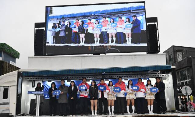 ▲ 2024강원동계청소년올림픽 개회 이후, 첫 주말인 20일 강릉 월화거리에서 강원도민일보가 주관한 ‘함께 할 때 빛나는 우리-세계 청소년과 함께! K-Dancing Festival’과 강원2024 붐업 및 기후변화위기 극복 캠페인이 개최, 강원2024 대회 붐업을 재결집했다. 김진태 강원특별자치도지사와 권혁열 강원특별자치도의회 의장, 진종오 강원2024대회 조직위원장, 김중석 강원도민일보 회장을 비롯한 주요 내빈이 청소년들과 함께 기후위기 극복 캠페인을 진행하고 있다. 서영,