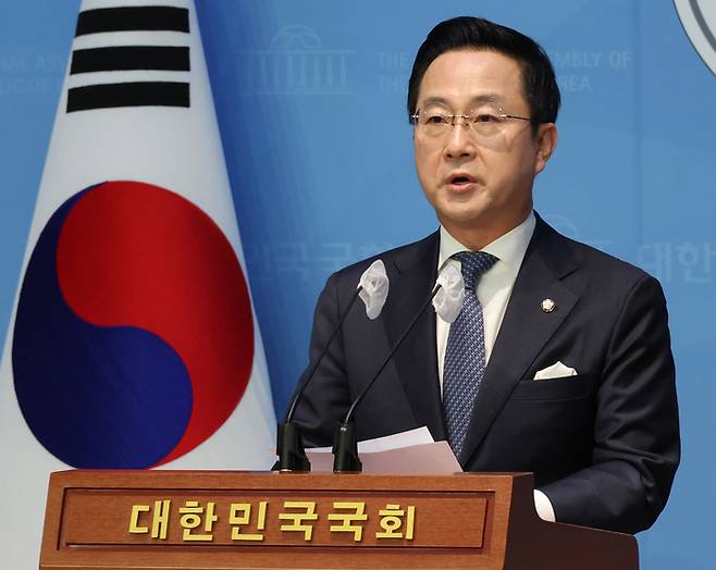 더불어민주당 빅성준 대변인은 20일 브리핑에서 윤석열 대통령의 부인 김건희 여사의 명품백 수수 의혹 등 각종 논란과 관련해 국민의힘 한동훈 비상대책위원장 특검 수용을 압박했다. 연합뉴스 제공