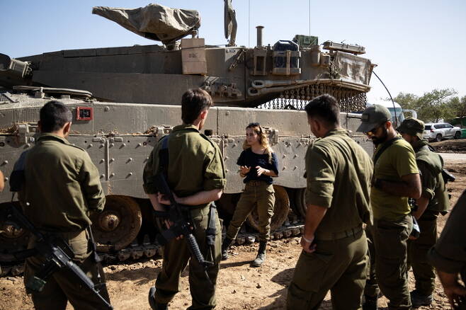 지난해 11월 23일 이스라엘 남부 가자 국경 지대에서 이스라엘 남녀 군인들이 대화를 나누고 있다. EPA연합뉴스