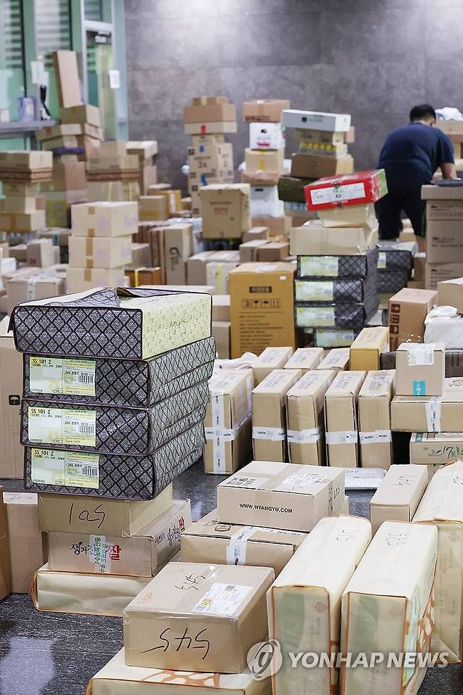 작년 추석 의원회관의 모습 (서울=연합뉴스) 신준희 기자 = 추석 연휴를 앞둔 9월 25일 국회 의원회관에 배달을 앞둔 택배나 선물세트가 쌓여 있다. 2023.9.25 hama@yna.co.kr