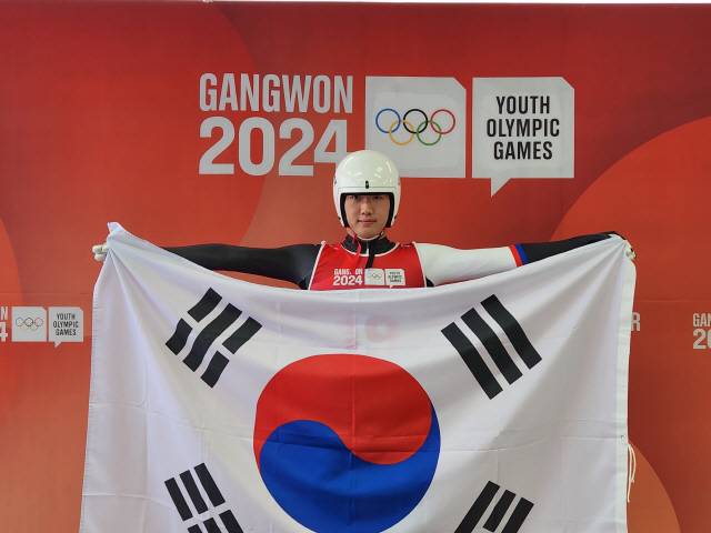 ▲ 김보근이 21일 평창 알펜시아 슬라이딩 센터에서 열린 2024 강원 동계청소년올림픽대회 루지 남자 싱글 경기를 마친 뒤 믹스트존에서 기념사진을 촬영했다. 심예섭