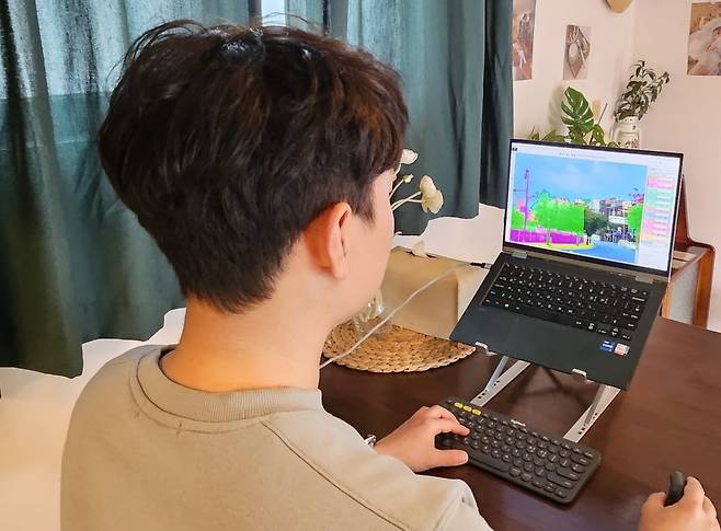 심정우(36) 씨가 컴퓨터를 이용해 데이터 라벨링 작업을 하고 있다.