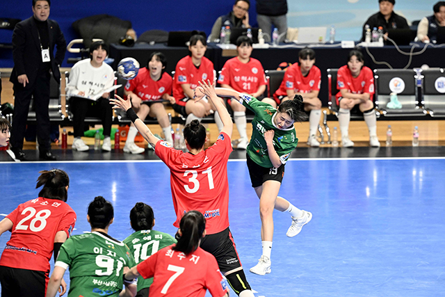 슈팅하는 부산시설공단 김다영. 사진=한국핸드볼연맹 제공