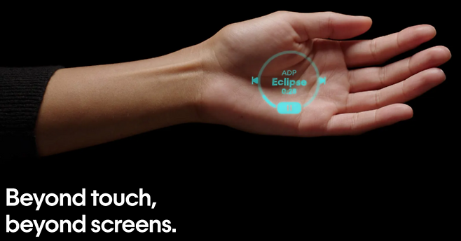 AI Pin의 레이저 잉크 디스플레이는 20cm에서 40cm 사이에 영상을 분사한다. 휴메인