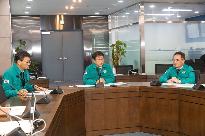 박상우 장관(가운데)이 23일 제설상황 점검회의에 참석하고 있다.(국토교통부 제공)