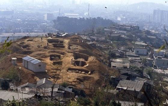 부산시 동래에서 발견된 가야고분. 사진 문화재청