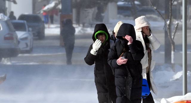 ▲ 철원 영하 16.1도, 화천 12.5도, 횡성 10.4도, 평창 9.1도 등 도내 지역에 한파경보가 발효되는 등 쌀쌀한 날씨를 보인 22일 평창 대관령면에는 경기를 관람하기 위해 찾은 두툼한 방한복 차림의 관람객들이 걸음을 재촉하고 있다. 유희태