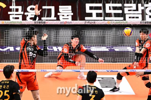 서브를 넣은 뒤 수비를 성공시키는 OK금융그룹 김건우 / 한국배구연맹.