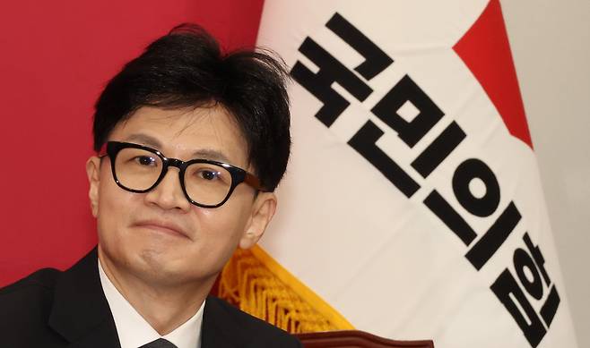 국민의힘 한동훈 비상대책위원장이 1월22일 국회에서 열린 인재영입 환영식에서 고동진 전 삼성전자 사장의 인사말을 듣고 있다. ⓒ연합뉴스