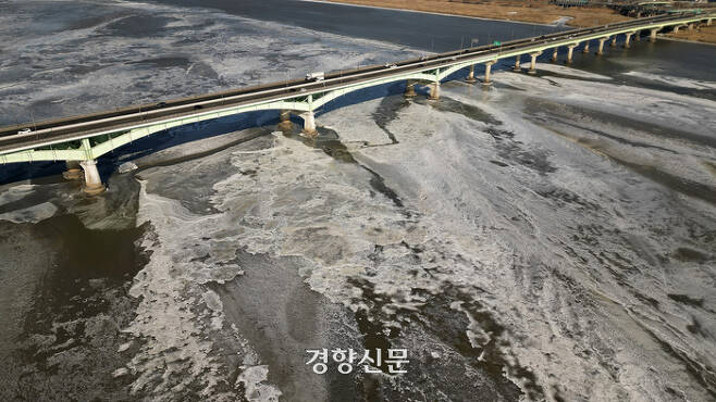 전국 곳곳에 한파와 대설 특보가 발효된 24일 경기 김포시 일산대교 일대 한강 일부가 얼어있다.
