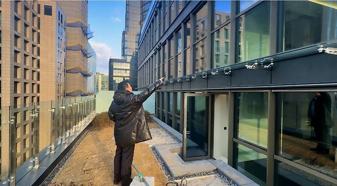 강남구 역삼동 ‘원에디션 강남’. 테라스가 높게 시공되서 성인남성이 올라서면 위층이 훤히 들여다 보인다. 서영상 기자.