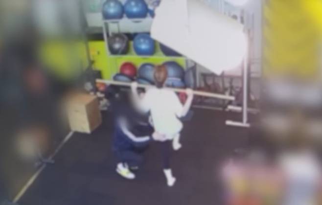 지난해 3월 경기도 한 헬스장에서 남성 트레이너가 30대 여성 회원 엉덩이를 움켜쥐는 듯한 모습이 담긴 폐쇄회로(CC)TV 영상. SBS 보도화면 갈무리