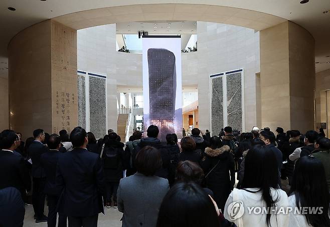 디지털로 되살아난 광개토왕비 (서울=연합뉴스) 이지은 기자 = 24일 서울 용산구 국립중앙박물관 상설전시관 '역사의 길'에 디지털로 재현한 광개토대왕릉비가 전시돼 있다. 박물관에서 새롭게 태어난 비석은 중국 지안(集安)에 있는 유물 모습 그대로로 높이 7.5m(받침대 포함 시 8m), 너비 2.6m 크기의 발광다이오드(LED) 기둥에는 사진과 영상 자료를 토대로 구현한 비석 모습을 각 면에서 볼 수 있다. 2024.1.24 jieunlee@yna.co.kr