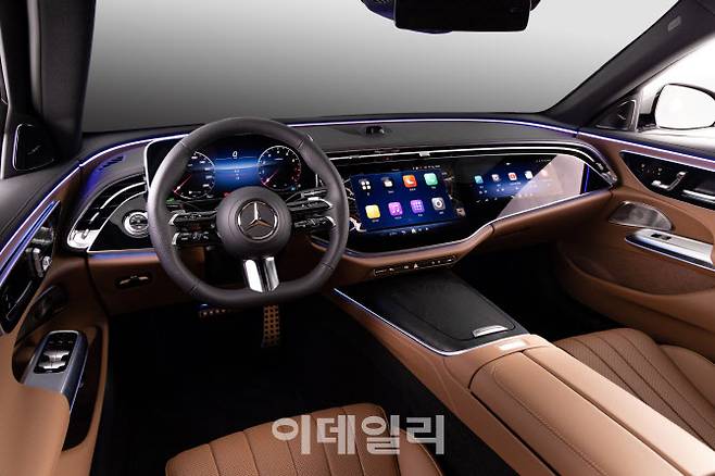 11세대 ‘더 뉴 E-클래스’ 인테리어. 운전석과 조수석 중앙에 14.4인치 고해상도 LCD 중앙 디스플레이가 적용된 MBUX 슈퍼스크린이 탑재됐다.(사진=벤츠 코리아)