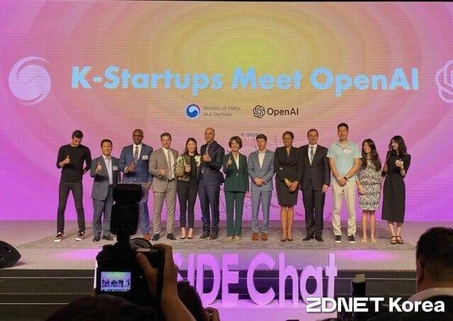 지난해 5월 중소벤처기업부 행사에서 이영 장관과 오픈AI 관계자가 기념촬영을 하고 있다. 이영 장관 오른편이 샘 알트먼 오픈AI 최고경영자.