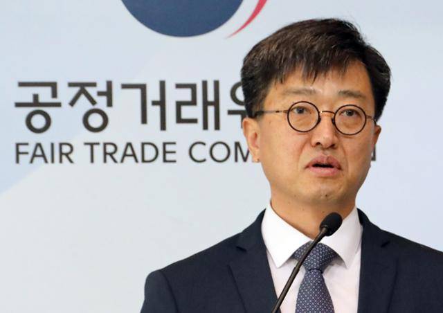 오행록 공정거래위원회 제조카르텔조사과장이 25일 오전 정부세종청사에서 이동통신설비 설치장소 임차료 담합 4개 사업자의 부당한 공동행위 제재 결과를 발표하고 있다. 연합뉴스