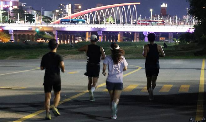 시민들이 조깅하고 있다. 연합뉴스 (사진은 기사 내용과 무관함)