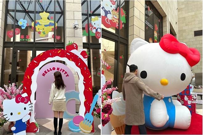 파라다이스시티 헬로키티 딸기뷔페 포토존에서 사진을 찍는 이용객들. /사진= 강예신 여행+ 기자