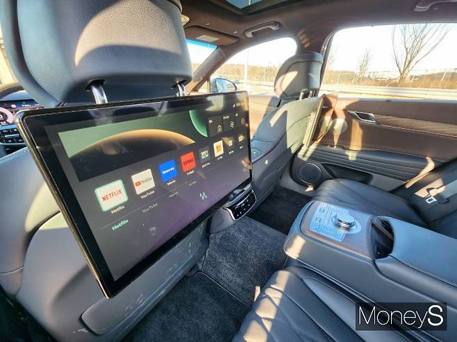제네시스 G80 뒷좌석에서는 넷플릭스와 유튜브 등을 쉽게 즐길 수 있다. /사진=박찬규 기자