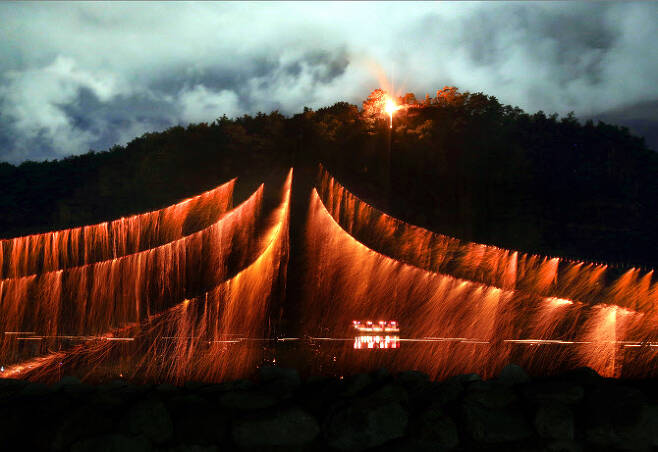 안동 하회마을의 전통 불꽃놀이인 ‘선유줄불놀이’ (한국관광공사 제공)